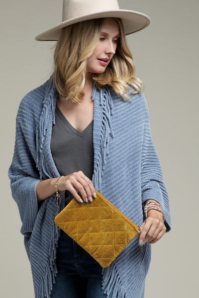 How cute is this quilted pouch! The cotton velvet material gives it a luxurious feel that you'll never want to put it down. With fun details including metallic stitching and tassel accent. Product Details: Shell 100% cotton and trim 100% acrylic Approximate length - 6.5" and width - 9" Zipper closure Comes in a mustard and gray color