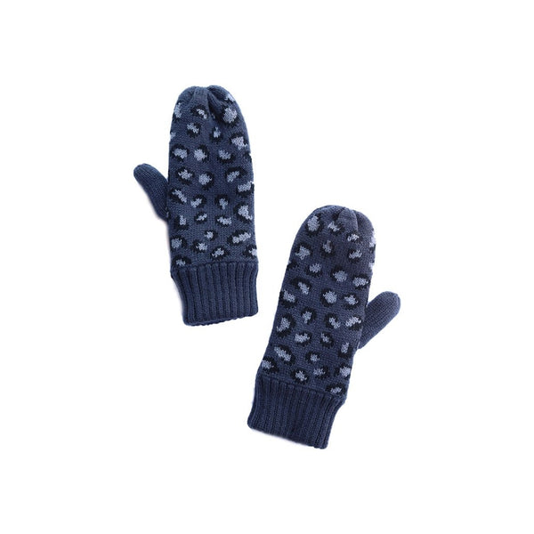 Add a little spice to your winter wardrobe this year with these grey leopard mittens. The fleece lined gloves will keep your hands warm and toasty.