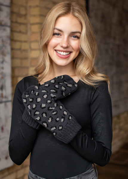 Add a little spice to your winter wardrobe this year with these grey leopard mittens. The fleece lined gloves will keep your hands warm and toasty.