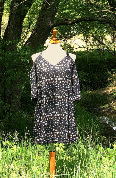 Navy, star dress pattern shift dress. With v-neck design and cutout shoulders. Fully lined.